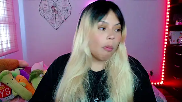 Snapshot of EllieMoonX chatting on December 3, 2025, 9:25 pm EllieMoonX online show from December 3, 2025, 9:25 pm