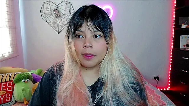 Snapshot of EllieMoonX chatting on February 13, 2026, 5:24 pm EllieMoonX online show from February 13, 2026, 5:24 pm