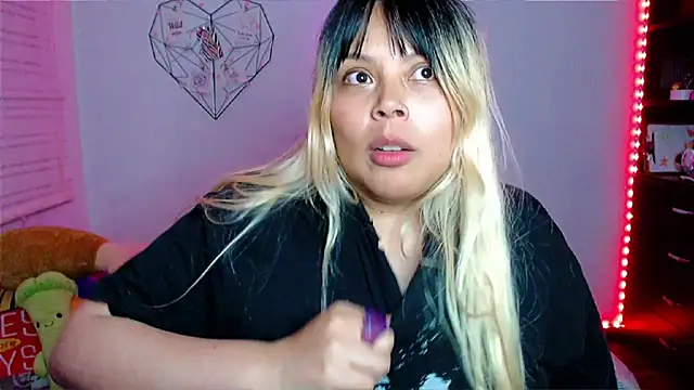 Snapshot of EllieMoonX chatting on December 20, 2025, 1:19 am EllieMoonX online show from December 20, 2025, 1:19 am