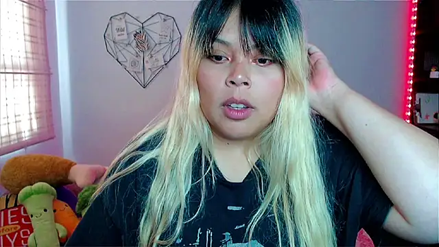 Snapshot of EllieMoonX chatting on December 15, 2025, 9:42 pm EllieMoonX online show from December 15, 2025, 9:42 pm