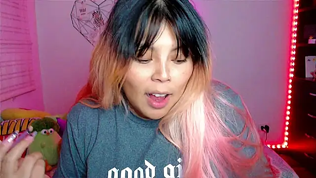 Snapshot of EllieMoonX chatting on February 3, 2026, 11:10 pm EllieMoonX online show from February 3, 2026, 11:10 pm