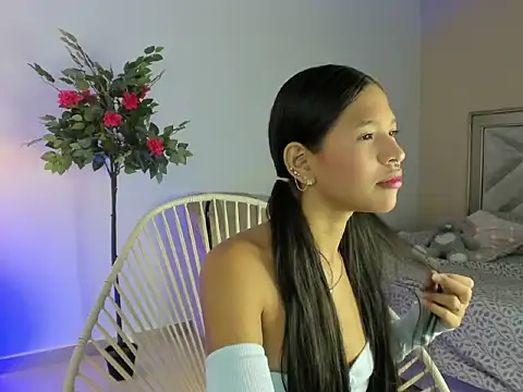 Snapshot of christine__khant chatting on October 16, 2025, 3:37 am christine  khant online show from October 16, 2025, 3:37 am