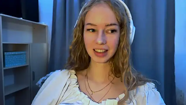 LunaCrave online show from November 7, 2025, 7:24 am