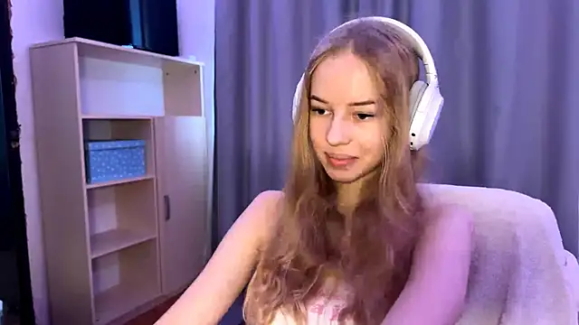 LunaCrave online show from October 20, 2025, 9:54 am