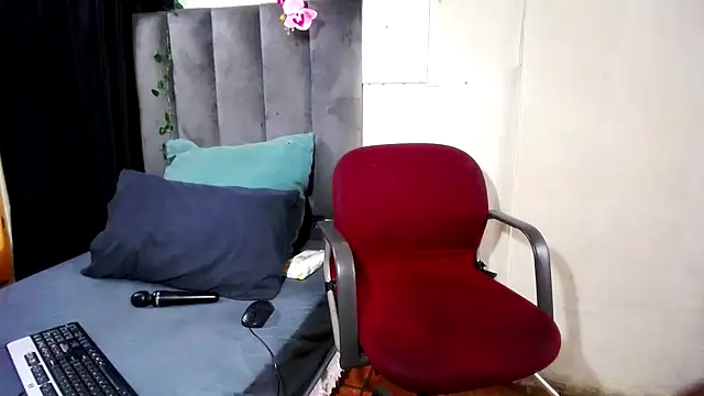 Snapshot of Kelly-001 chatting on December 4, 2025, 1:54 pm Kelly-001 online show from December 4, 2025, 1:54 pm