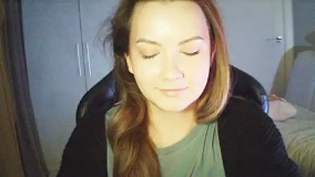 Snapshot of MoodieMira chatting on April 12, 2026, 9:18 pm MoodieMira online show from April 12, 2026, 9:18 pm