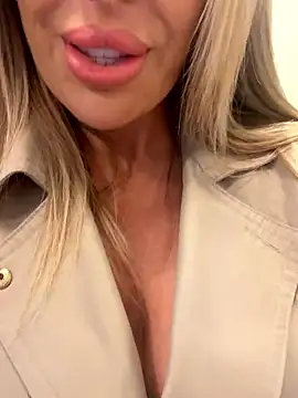 Snapshot of MrsCharlottFox chatting on January 10, 2026, 4:02 pm MrsCharlottFox online show from January 10, 2026, 4:02 pm