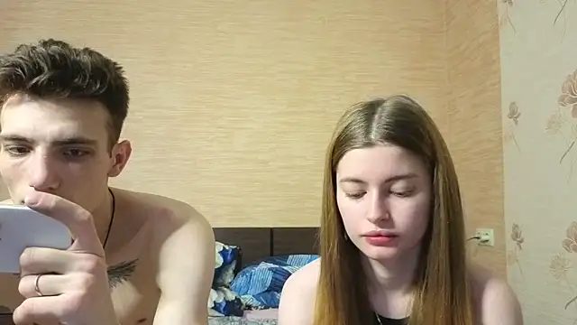 Snapshot of EmiliaCouple chatting on May 29, 2026, 1:06 pm EmiliaCouple online show from May 29, 2026, 1:06 pm