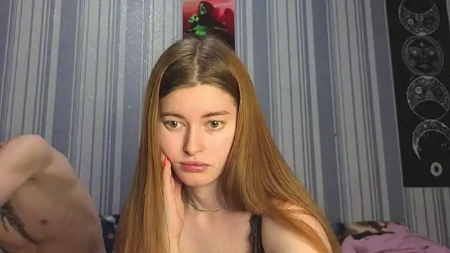 Snapshot of EmiliaCouple chatting on May 3, 2026, 4:54 pm EmiliaCouple online show from May 3, 2026, 4:54 pm