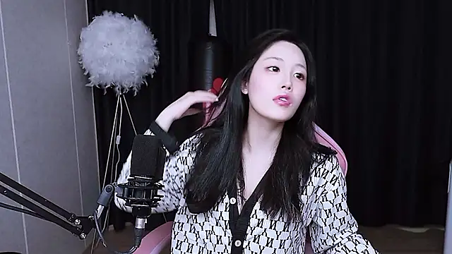 Snapshot of MISA_02 chatting on October 24, 2025, 12:15 pm MISA 02 online show from October 24, 2025, 12:15 pm