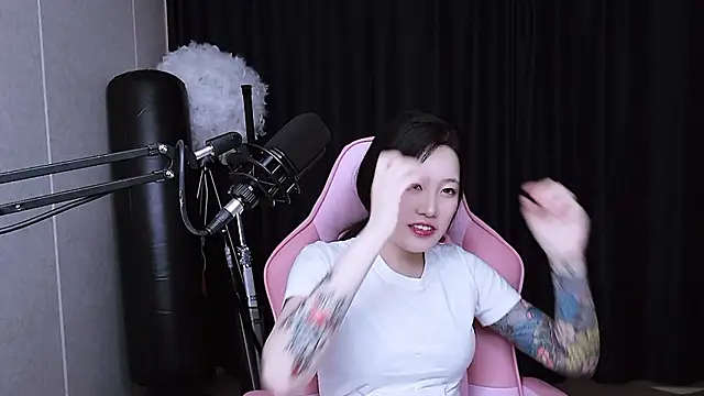 Snapshot of MISA_02 chatting on November 13, 2025, 12:53 pm MISA 02 online show from November 13, 2025, 12:53 pm