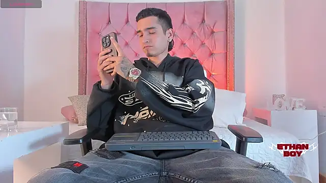 Snapshot of Ethan_Boy_ chatting on October 24, 2025, 8:19 pm Ethan Boy online show from October 24, 2025, 8:19 pm