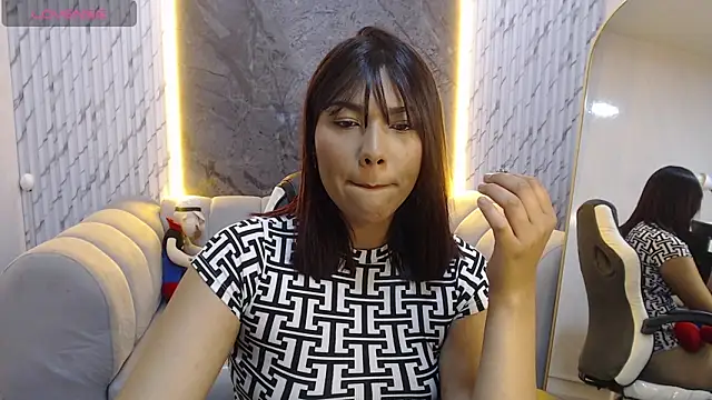 Snapshot of Catherine_b_ chatting on October 17, 2025, 8:32 pm Catherine b online show from October 17, 2025, 8:32 pm