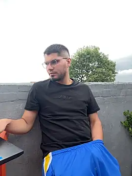 mirallesandbig online show from November 16, 2025, 8:57 pm