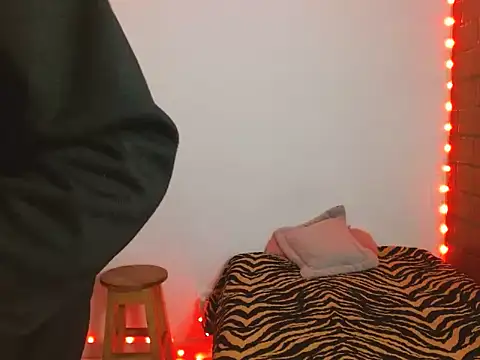 Maax3023 online show from October 14, 2025, 1:01 pm