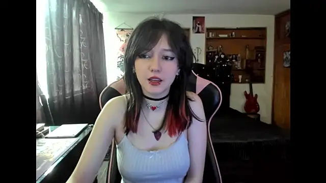 Maki Zein  online show from November 4, 2025, 4:22 pm