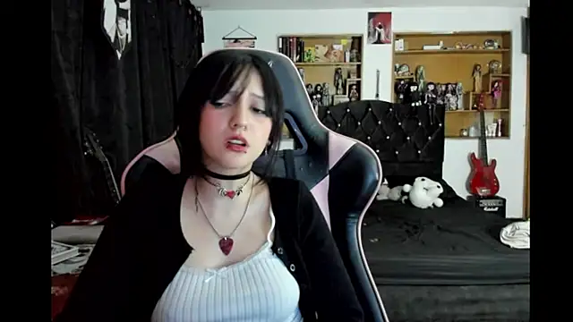 Maki Zein  online show from March 13, 2026, 1:21 am