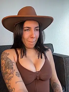 Lolathebaddie online show from November 14, 2025, 5:05 pm