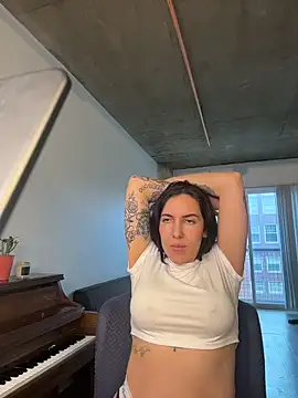 Lolathebaddie online show from March 3, 2026, 5:09 pm