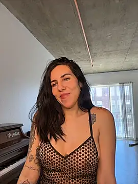 Lolathebaddie online show from February 5, 2026, 5:09 pm