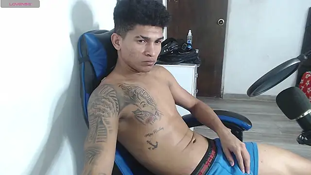 Snapshot of Angel_LatinGuy chatting on October 19, 2025, 9:50 pm Angel LatinGuy online show from October 19, 2025, 9:50 pm