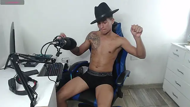 Snapshot of Angel_LatinGuy chatting on October 15, 2025, 6:54 am Angel LatinGuy online show from October 15, 2025, 6:54 am