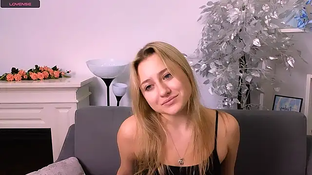 Snapshot of Lulu___Moon chatting on December 1, 2025, 6:47 am Lulu Moon online show from December 1, 2025, 6:47 am