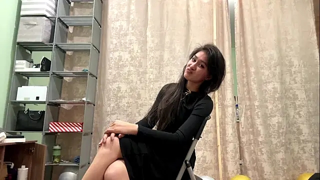 Snapshot of RoughedTarget chatting on October 11, 2025, 12:44 am RoughedTarget online show from October 11, 2025, 12:44 am