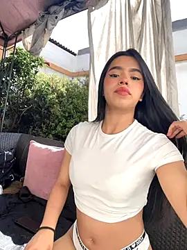 LunaMoore Pink online show from October 24, 2025, 1:32 pm