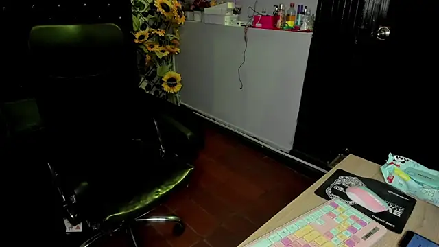 Snapshot of Yaluz_Naugthy chatting on March 21, 2026, 4:00 pm Yaluz Naugthy online show from March 21, 2026, 4:00 pm