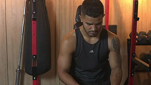 Snapshot of Reik_Vonn chatting on November 7, 2025, 12:10 pm Reik Vonn online show from November 7, 2025, 12:10 pm