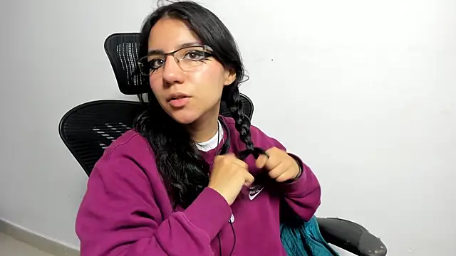 Snapshot of HollyPeach chatting on November 17, 2025, 7:51 pm HollyPeach online show from November 17, 2025, 7:51 pm