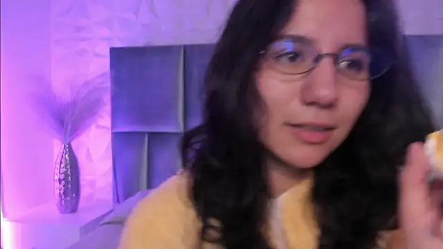 HollyPeach online show from April 9, 2026, 7:31 pm