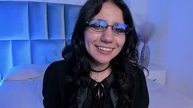 Snapshot of HollyPeach chatting on May 19, 2026, 1:56 am HollyPeach online show from May 19, 2026, 1:56 am