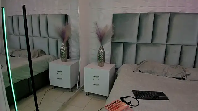 Snapshot of HollyPeach chatting on April 27, 2026, 7:56 pm HollyPeach online show from April 27, 2026, 7:56 pm
