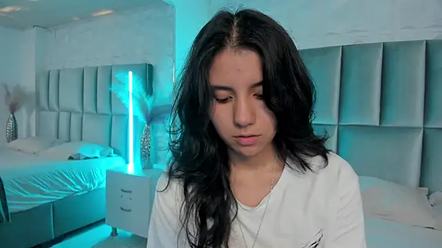 HollyPeach online show from February 12, 2026, 7:35 pm