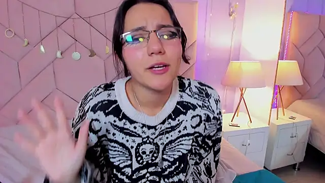 Snapshot of HollyPeach chatting on November 6, 2025, 8:18 am HollyPeach online show from November 6, 2025, 8:18 am