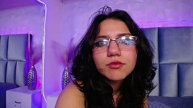 HollyPeach online show from December 19, 2025, 7:55 am