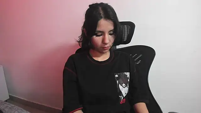 Snapshot of HollyPeach chatting on October 27, 2025, 12:39 pm HollyPeach online show from October 27, 2025, 12:39 pm