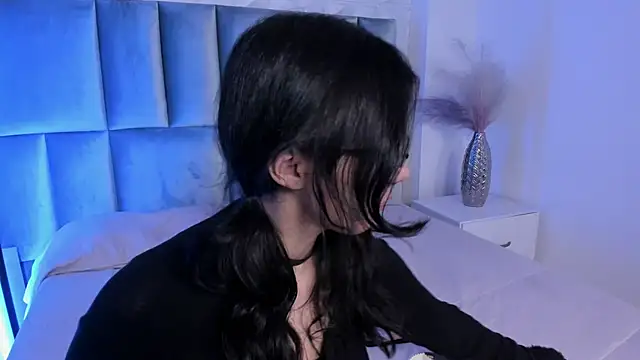 Snapshot of HollyPeach chatting on May 18, 2026, 7:51 pm HollyPeach online show from May 18, 2026, 7:51 pm
