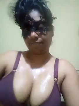 Expose Queen online show from February 9, 2026, 5:55 pm