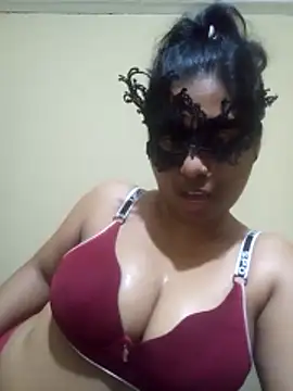 Expose Queen online show from March 15, 2026, 4:47 pm