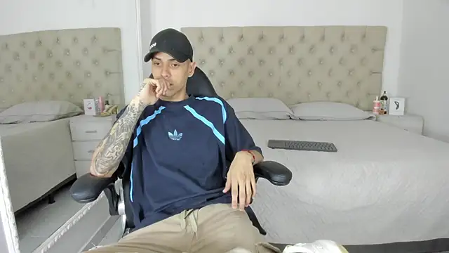 Snapshot of DerryAndIzzy chatting on October 14, 2025, 4:02 am DerryAndIzzy online show from October 14, 2025, 4:02 am