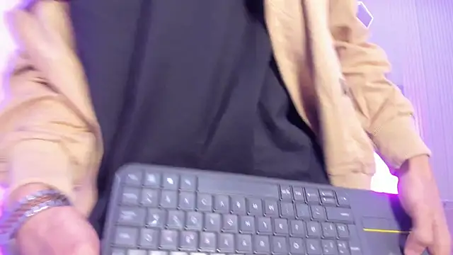 DerryAndIzzy online show from June 8, 2026, 4:46 am