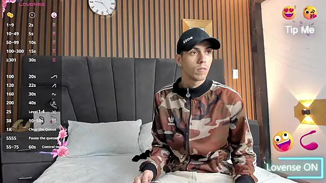 Snapshot of DerryAndIzzy chatting on October 25, 2025, 4:00 am DerryAndIzzy online show from October 25, 2025, 4:00 am