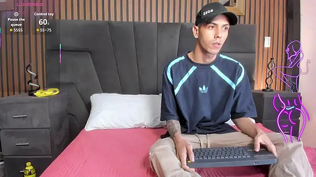 Snapshot of DerryAndIzzy chatting on November 19, 2025, 5:40 am DerryAndIzzy online show from November 19, 2025, 5:40 am