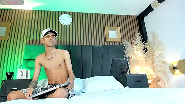 Snapshot of DerryAndIzzy chatting on December 19, 2025, 5:10 am DerryAndIzzy online show from December 19, 2025, 5:10 am