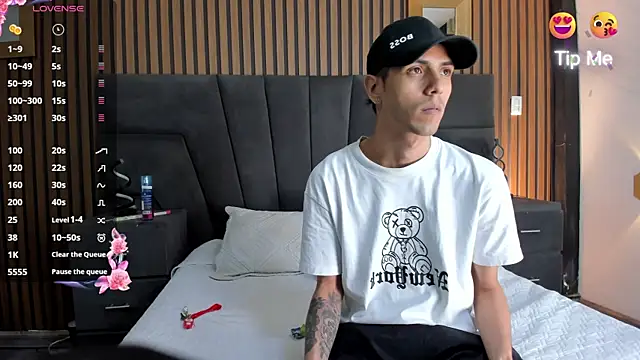 Snapshot of DerryAndIzzy chatting on October 27, 2025, 4:02 am DerryAndIzzy online show from October 27, 2025, 4:02 am