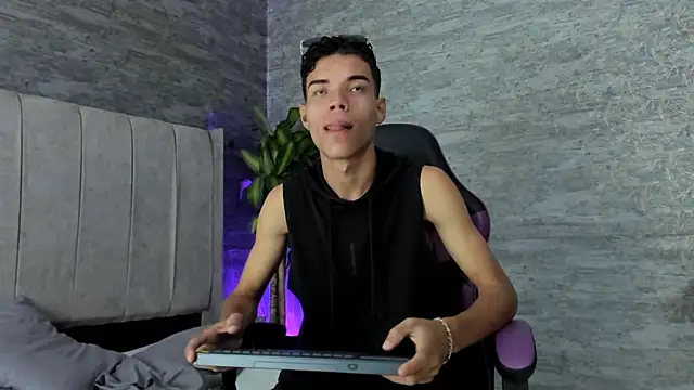 jhojan foxxx  online show from November 11, 2025, 8:47 pm