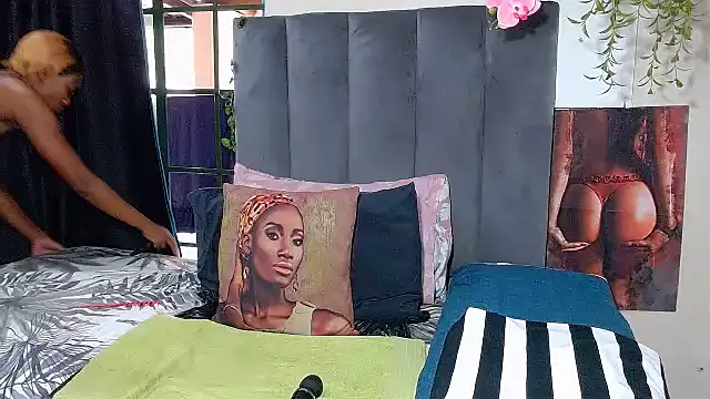 Lauren-001 online show from October 18, 2025, 11:56 am